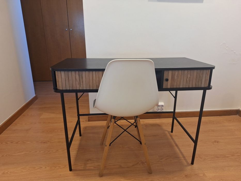 Secretaria e cadeira