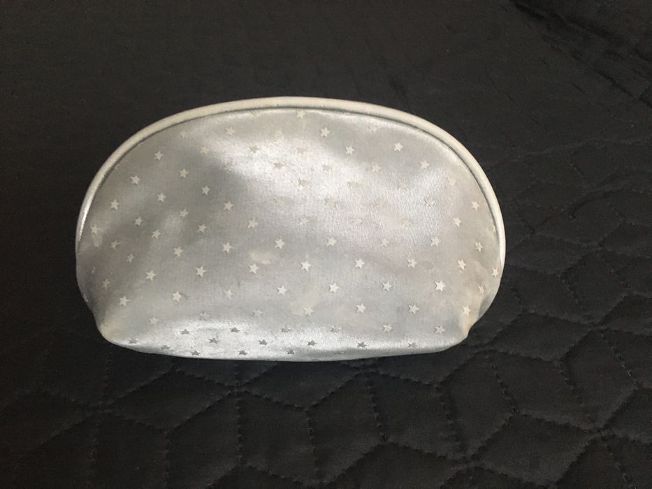 mała kosmetyczka Avon do torebki srebrna