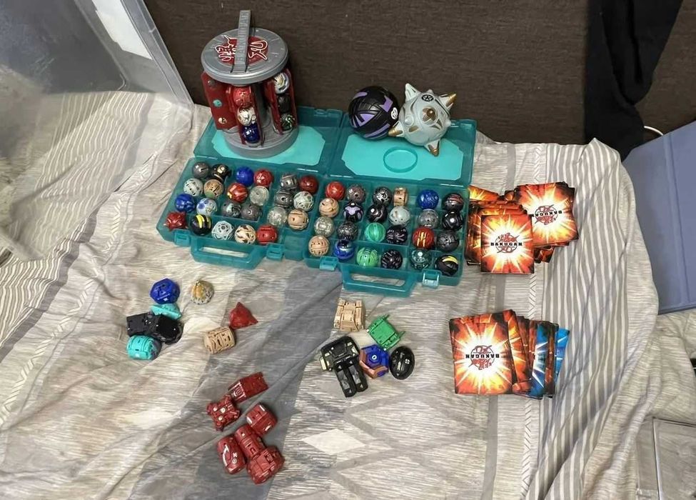 Duża kolekcja Bakugan – 2 areny, ~50 figurek, metalowy pojemnik, karty