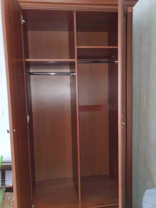 Продається шафа двохдверна