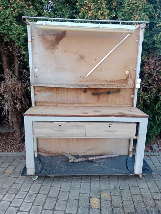 Stół warsztatowy z oświetleniem,