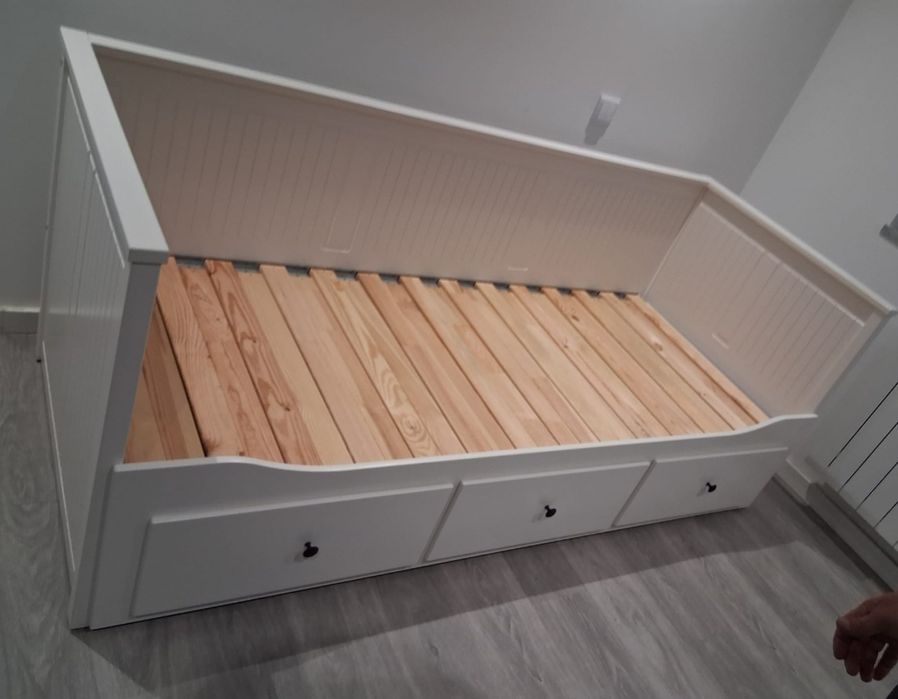 Cama individual/dupla ou sofá de cor branca