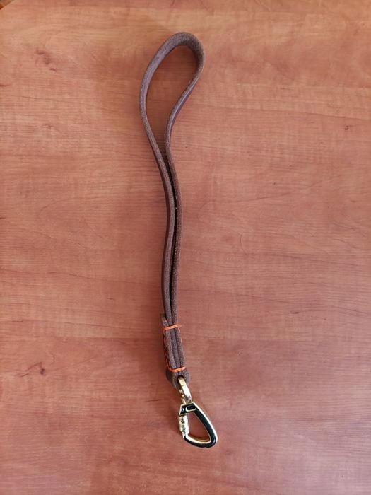 Продам шкіряний повідок для великих собак.