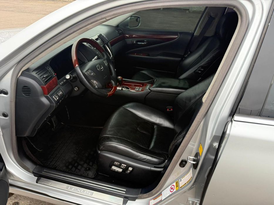 Lexus LS-460 Ottoman