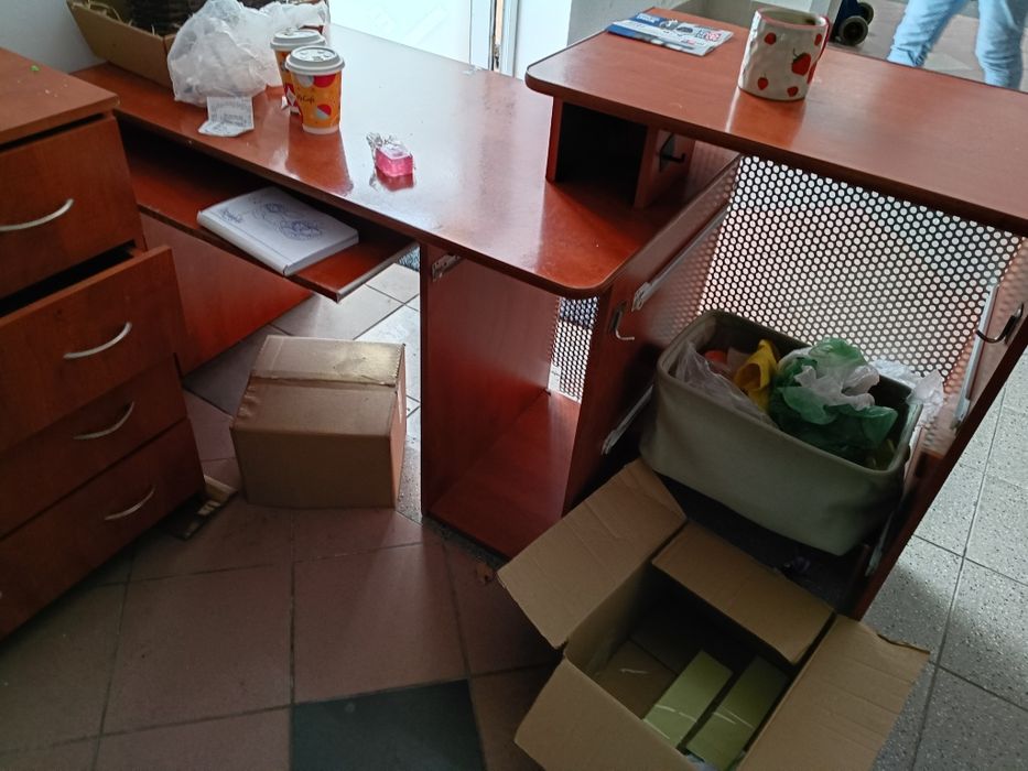 meble biurowe (biurko,szafka,2 krzesła, krzesło skórzane, półki)