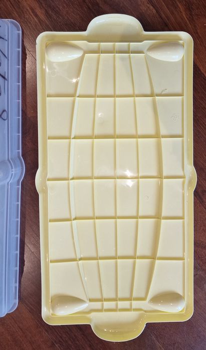 Caixa amarela de arrumação