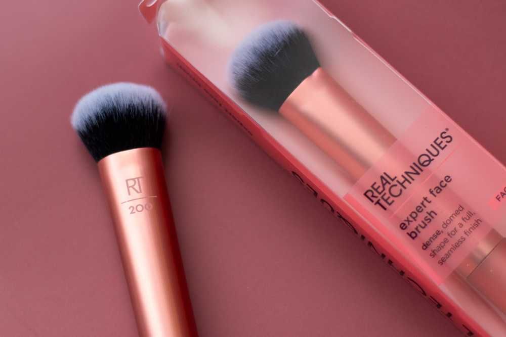 Пензель для макіяжу Real Techniques, для тональної основи (200)