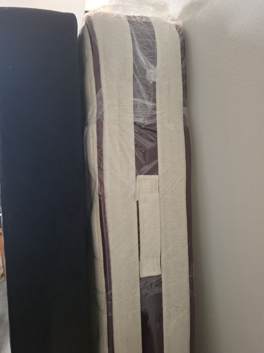 Cama estrado Sommier casal com colchão 2  mesas de cabeceira aparador