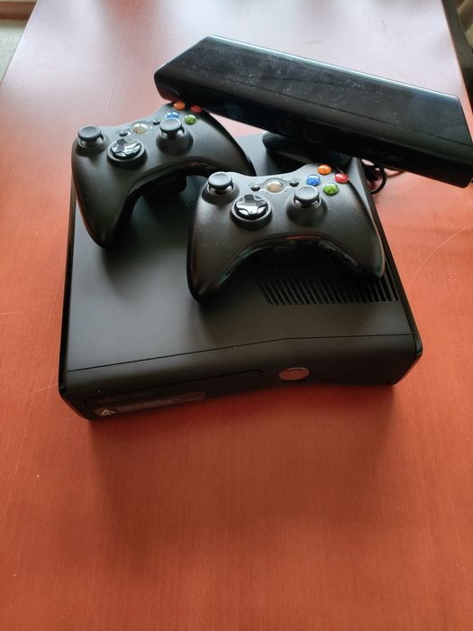 XBOX 360 320GB +Kinect + Dwa pady