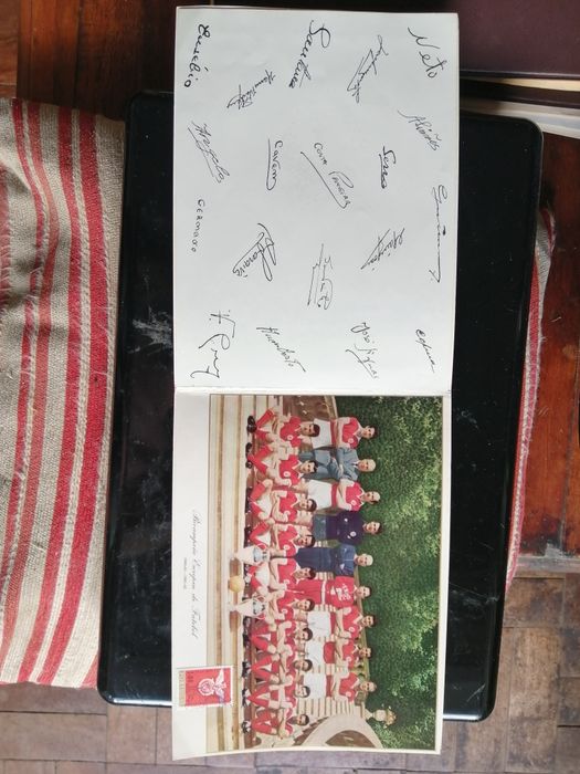 Selos e postal do Benfica com as assinaturas de todos os jogadores