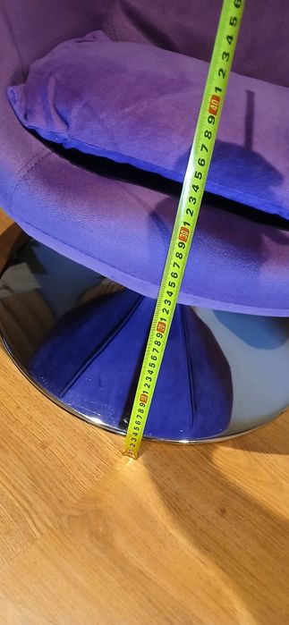 Fotel obrotowy na srebrnej podstawie