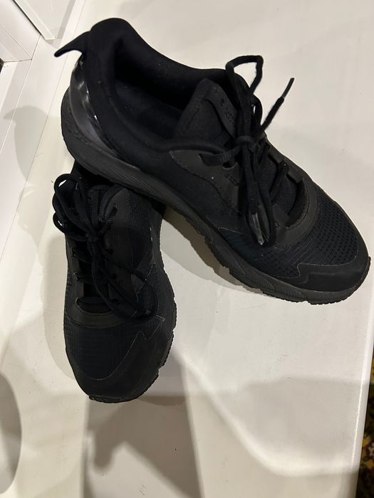 Кросівки чорного кольору UNDER ARMOUR 37 р