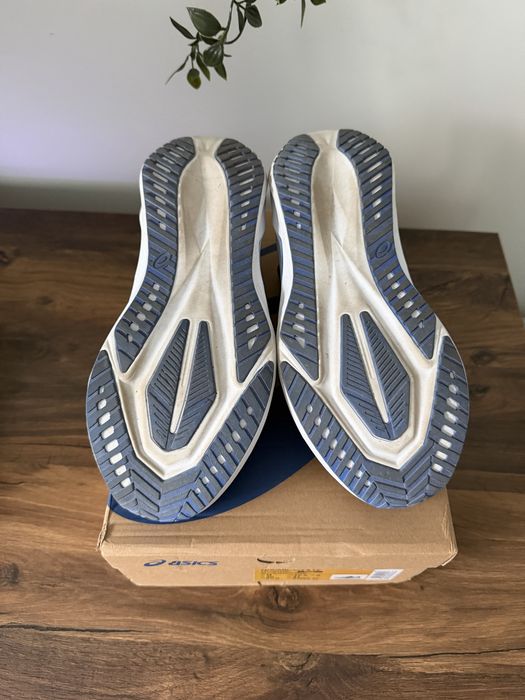 Бігові Asics novablast 5