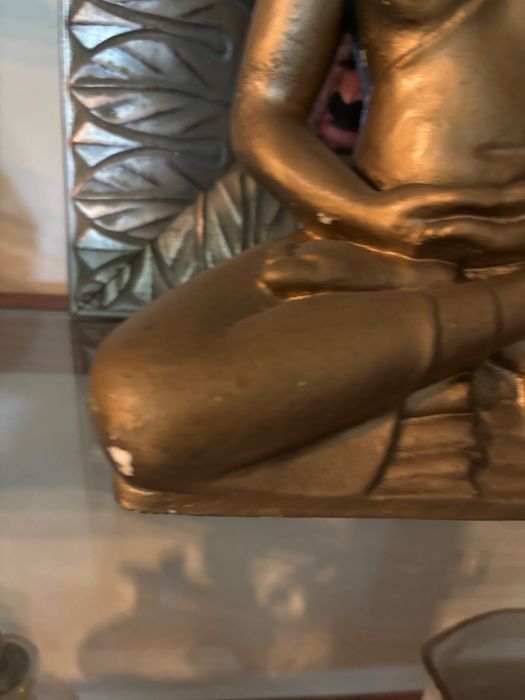Buda dourada com muitos anos. Tem uma ligeira descasque de tinta como se vê nas fotografias