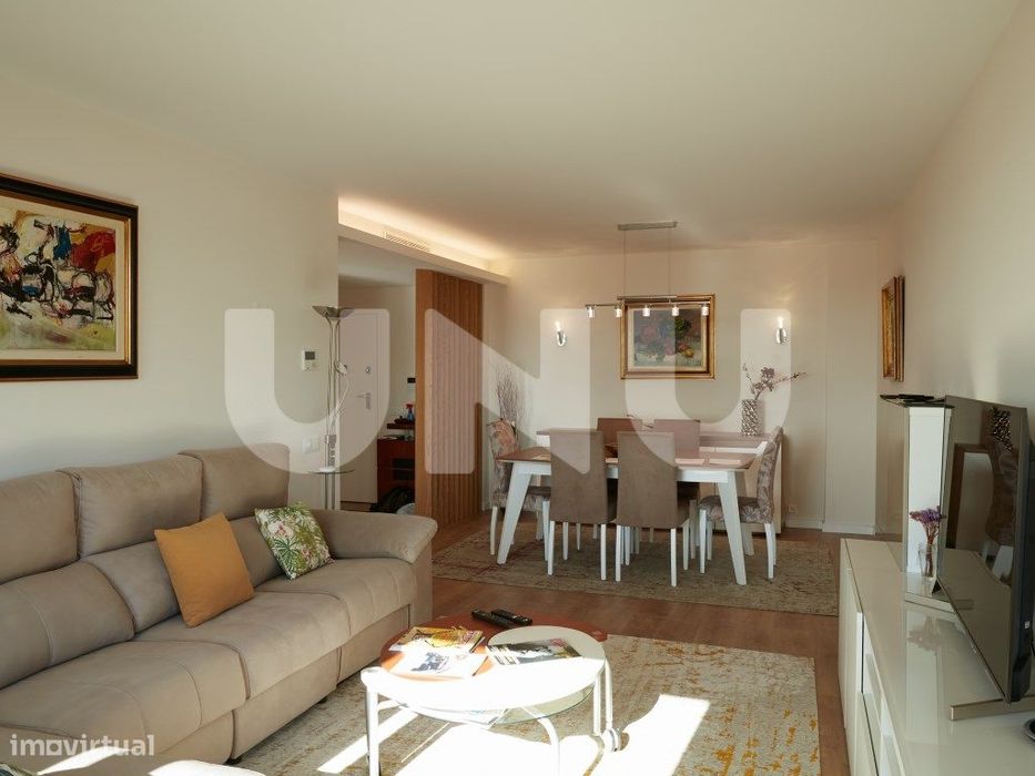 Apartamento T2, remodelado, em condomínio com piscina.