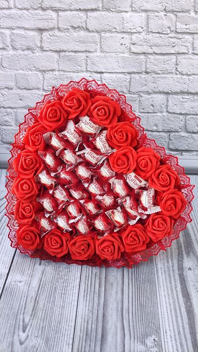 Червоний букет з цукерок Raffaello 27 шт серце подарунок дівчині