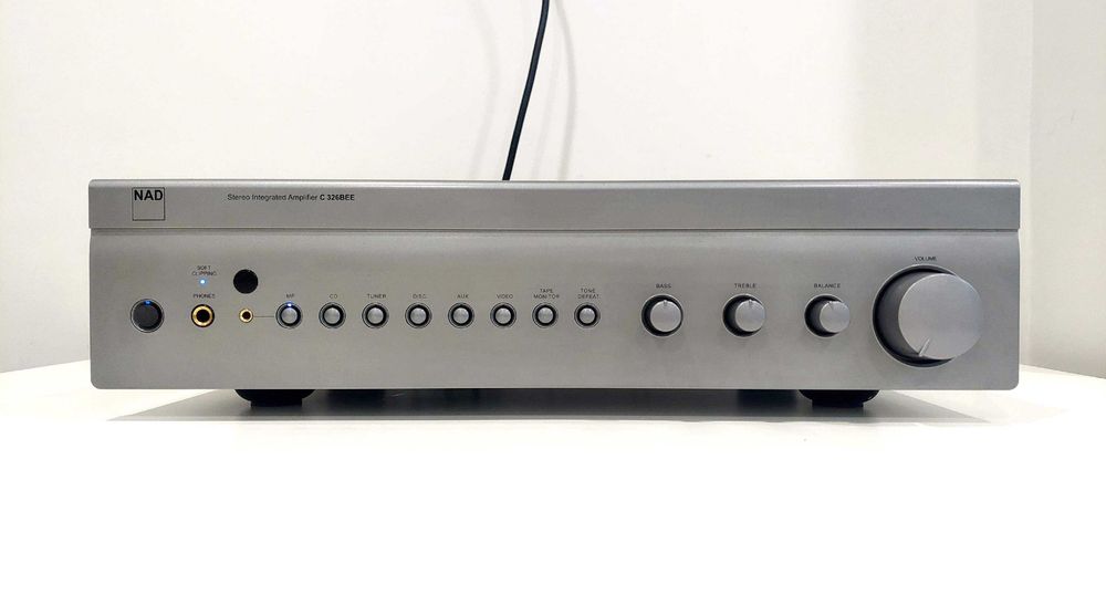 Amplificador audiófilo NAD C326BEE "PowerDrive" de Alta Potência c/2x100w + Comando