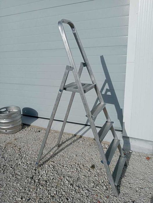Escadote em aluminio 4 degraus