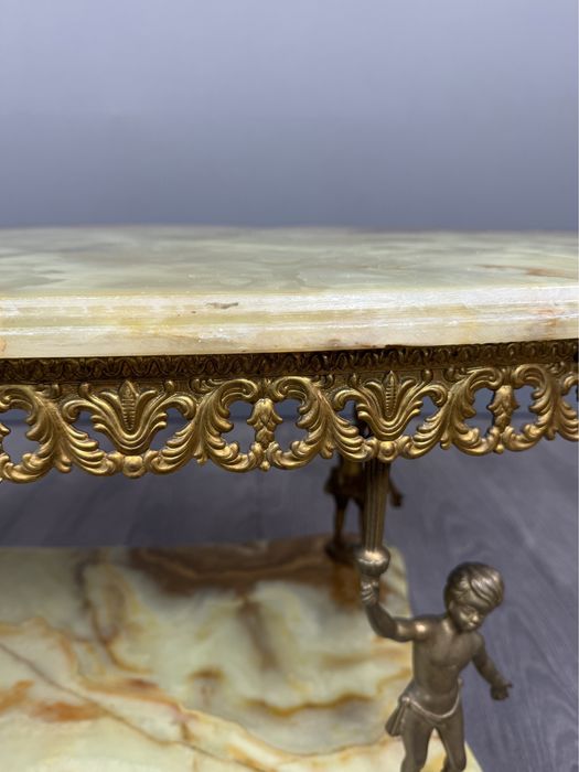 Вінтажний журнальний стіл