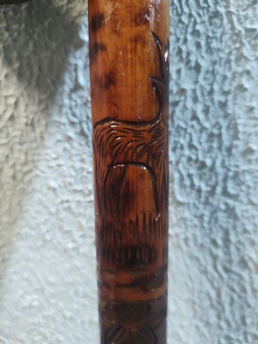 Stara laska drewniana głową zwierząt rzezbiona