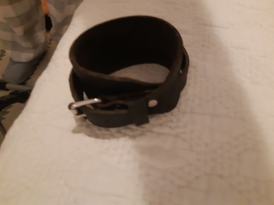 Pulseira goth em pele