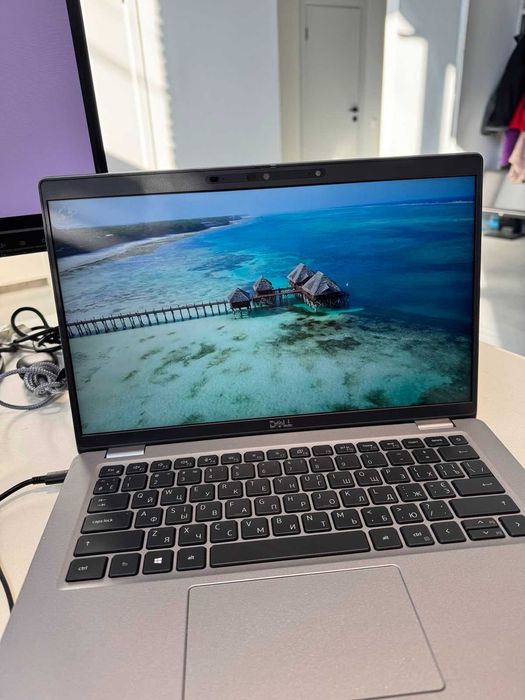 Компактний та легкий, зручний для подорожей і роботи Dell є кількість