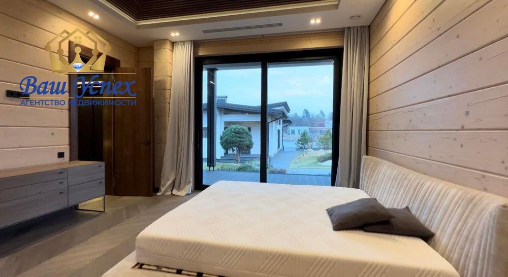 Продажа современного дома в городке с выходом на озеро.