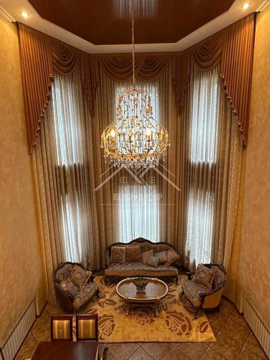 Продаж великого будинку в центрі міста