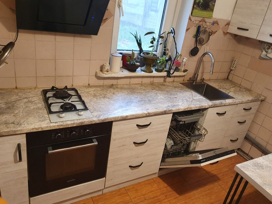 Продам кухню з технікою  столом варильною, мийка