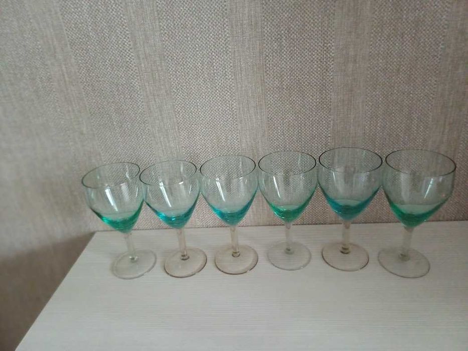 Винтажные  винные  бокалы  нежно-бирюзового  цвета,  70е годы