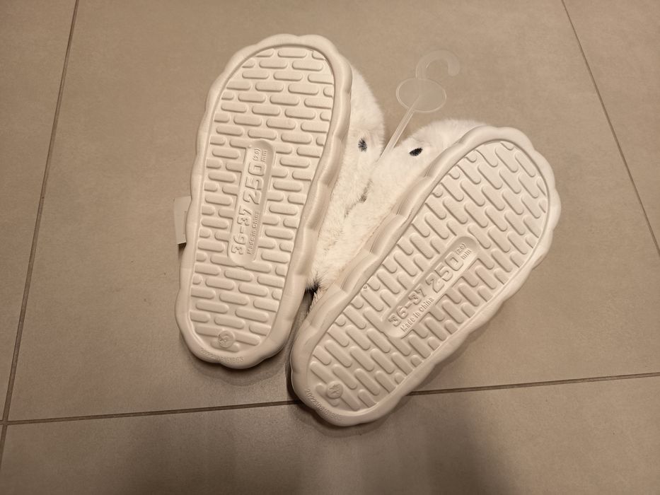 Nowe jasne kapcie buty futrzane