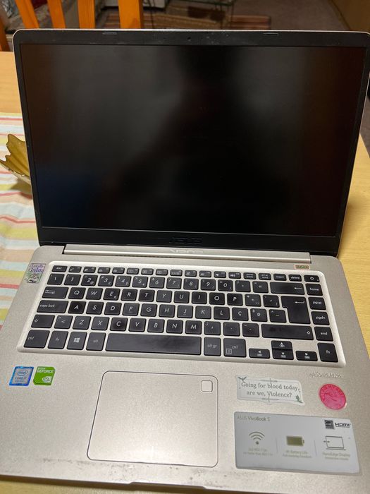 Computador Ásus cinzento