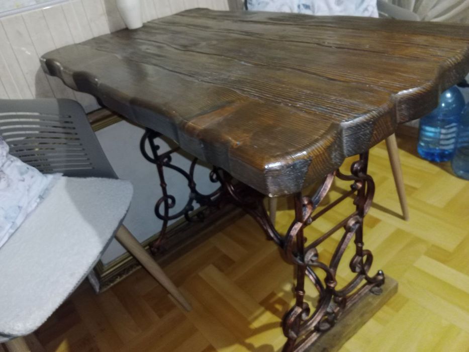 Стіл дерев'яний.