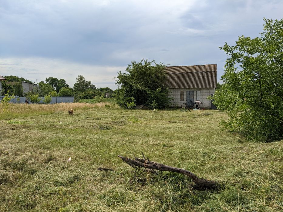 Продам земельну ділянку 10 соток з цегляною господарською будівлею та підвалом, м. Яготин