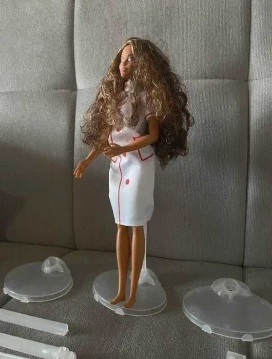 1 suporte para boneca Barbie / Disney