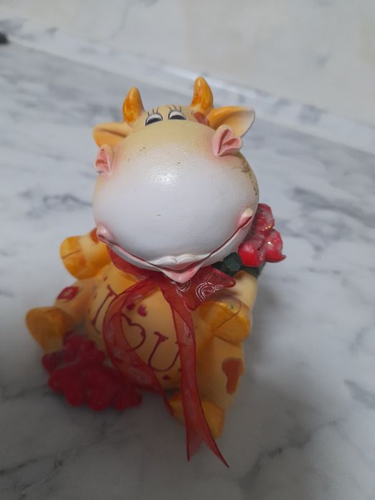 Копилка, статуэтка,вазочки.