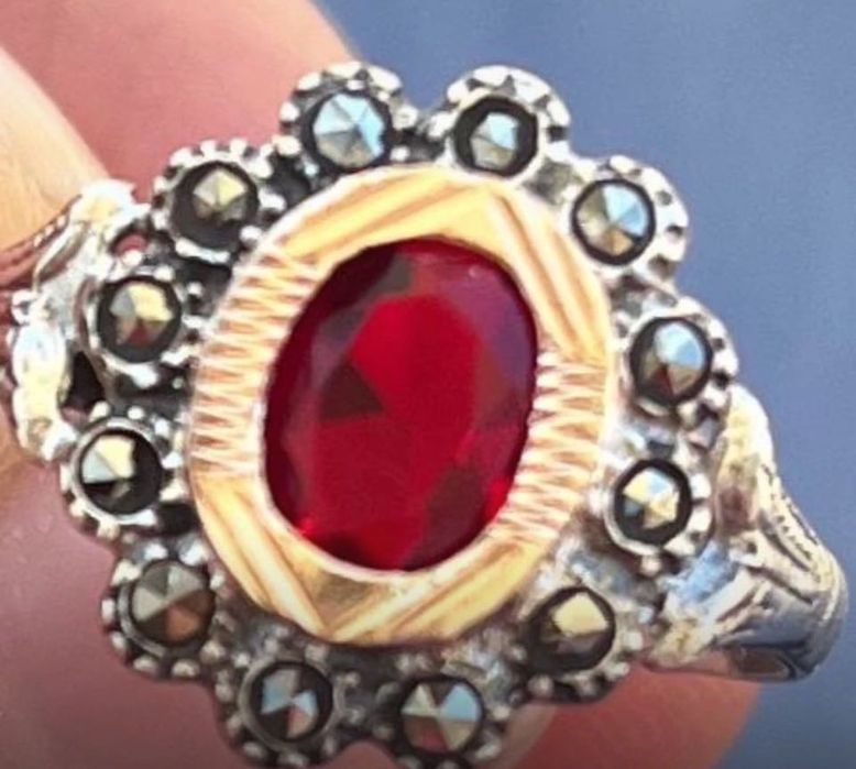 Conjunto contrastado em ouro e prata com pedras marcassites