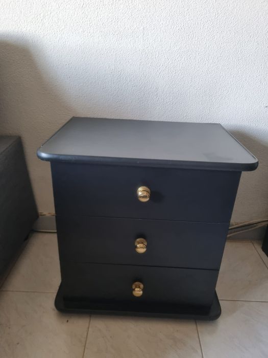 Duas mesas de cabeceira