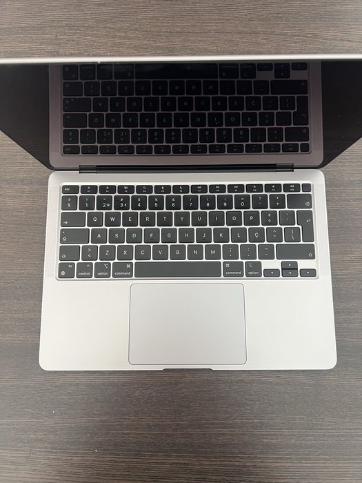 MacBook Air M1 2020 - 16 GB RAM | 256 GB SSD - como novo