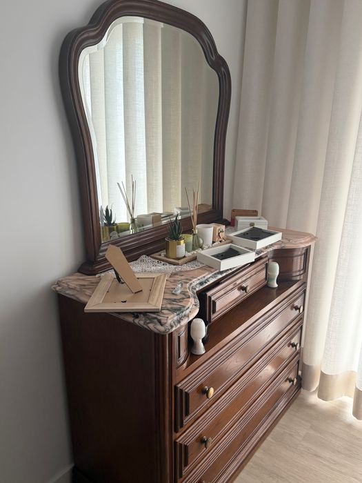 Cama + cómoda + mesinhas