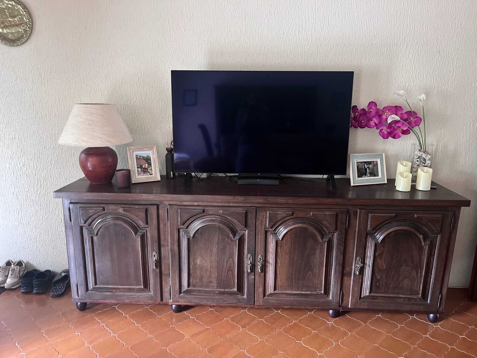 Movel com vitrine em madeira maciça