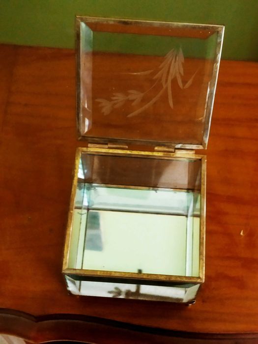 Шкатулка хрустальная.С гравировкой.10х8.Франция