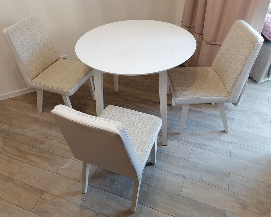 кухонний стіл зі стільцями