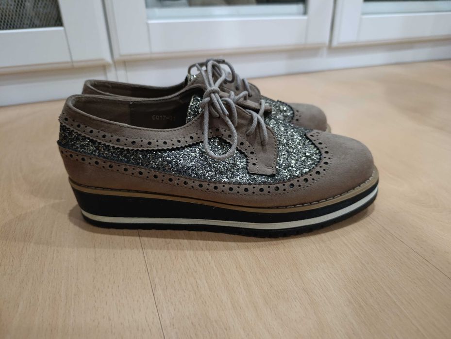Sapatos brilhantes femininos