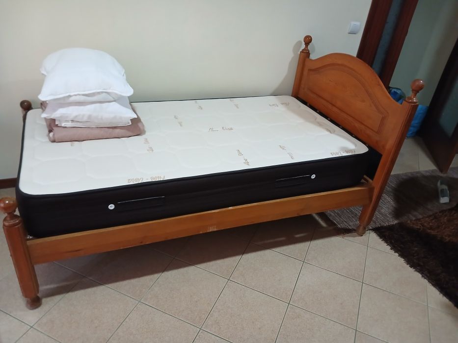 Cama em bom estado com colchão novo