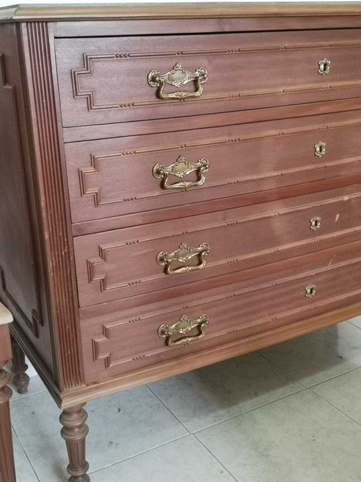 Mobília de quarto (cama, cómoda, mesas de cabeceira e cadeira)