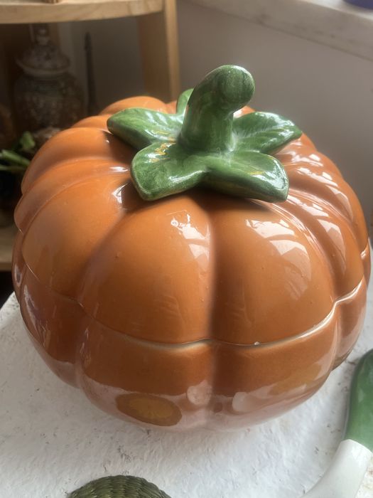 Tigela de abóbora em cerâmica com tampa e colher