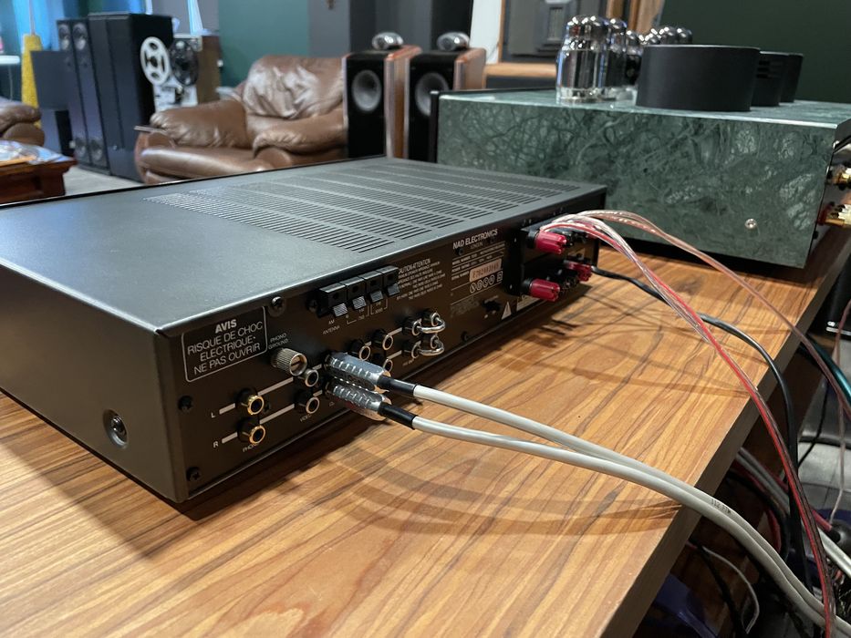 NAD 7020i - amplituner stereo