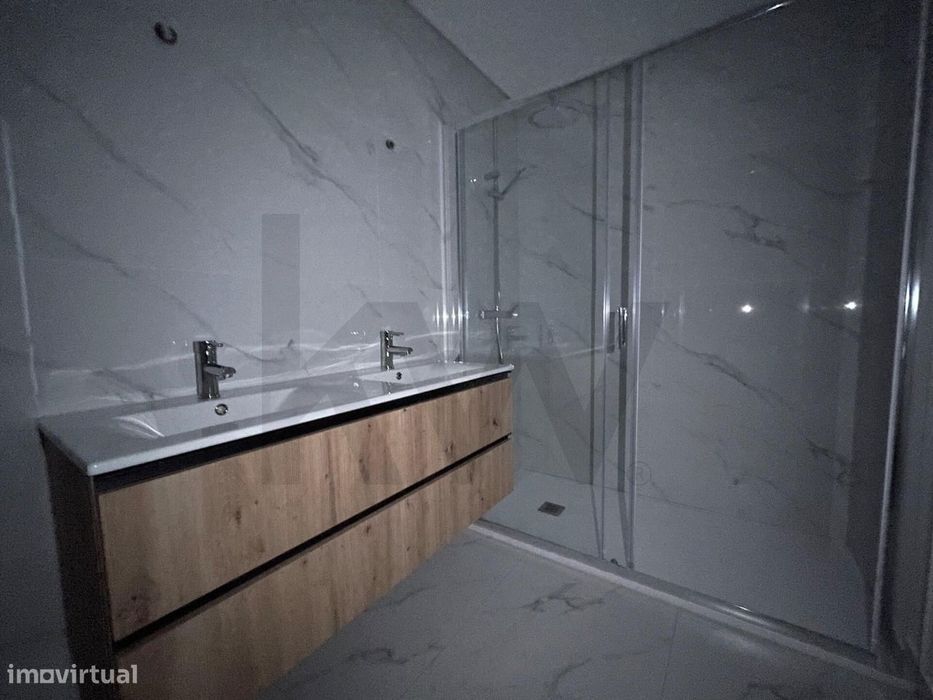 Apartamento T3 Caniço c/ jardim privativo e logradouro c/ vista mar