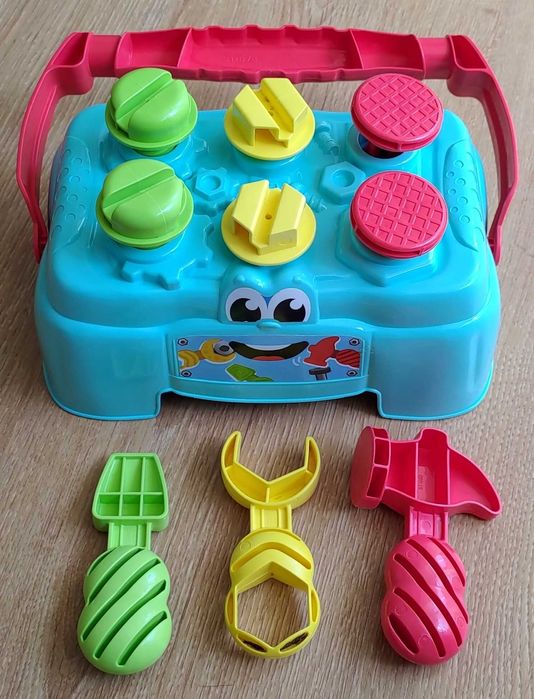 Brinquedos infantis: fantoches, imans (quinta) e caixa de ferramentas